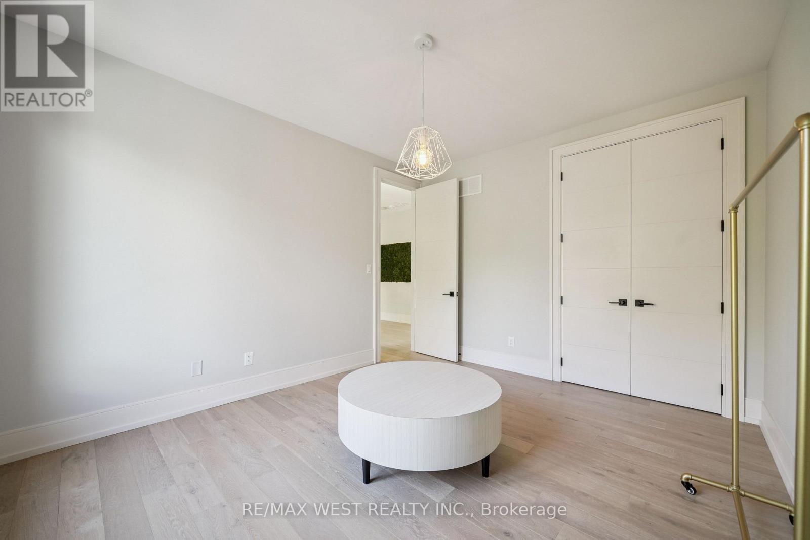 48 Arrowsmith Avenue, Toronto (Brookhaven-Amesbury), Ontario  M6M 2W7 - Photo 16 - W12498162