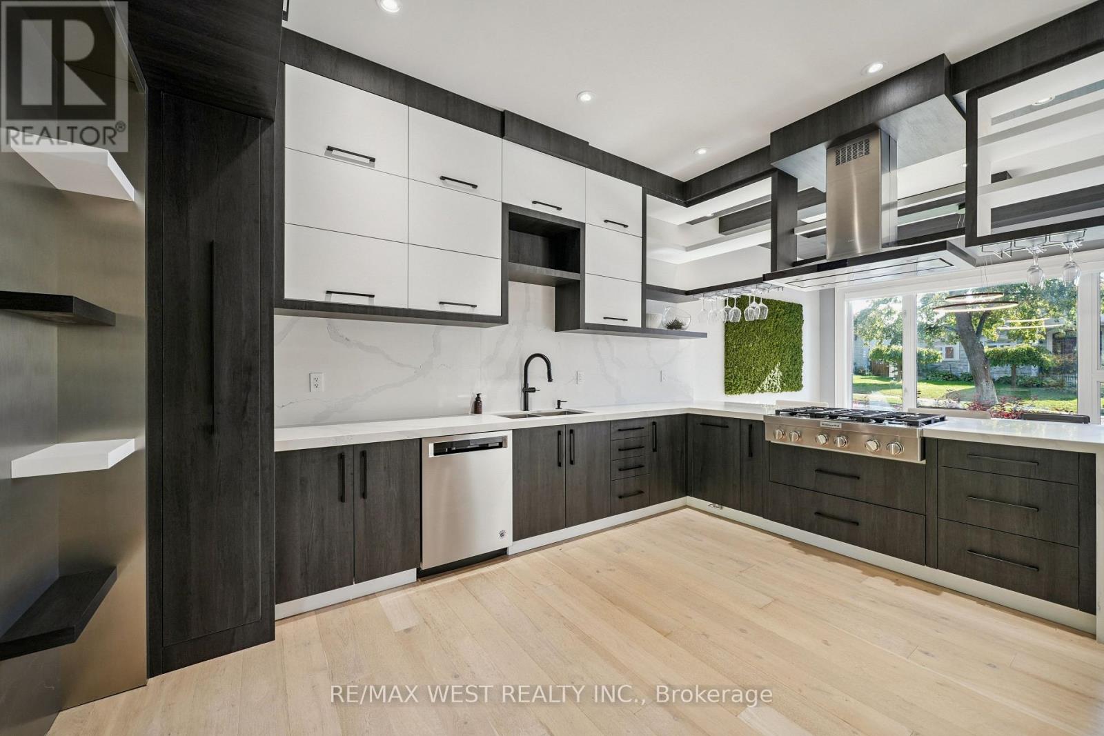 48 Arrowsmith Avenue, Toronto (Brookhaven-Amesbury), Ontario  M6M 2W7 - Photo 5 - W12498162