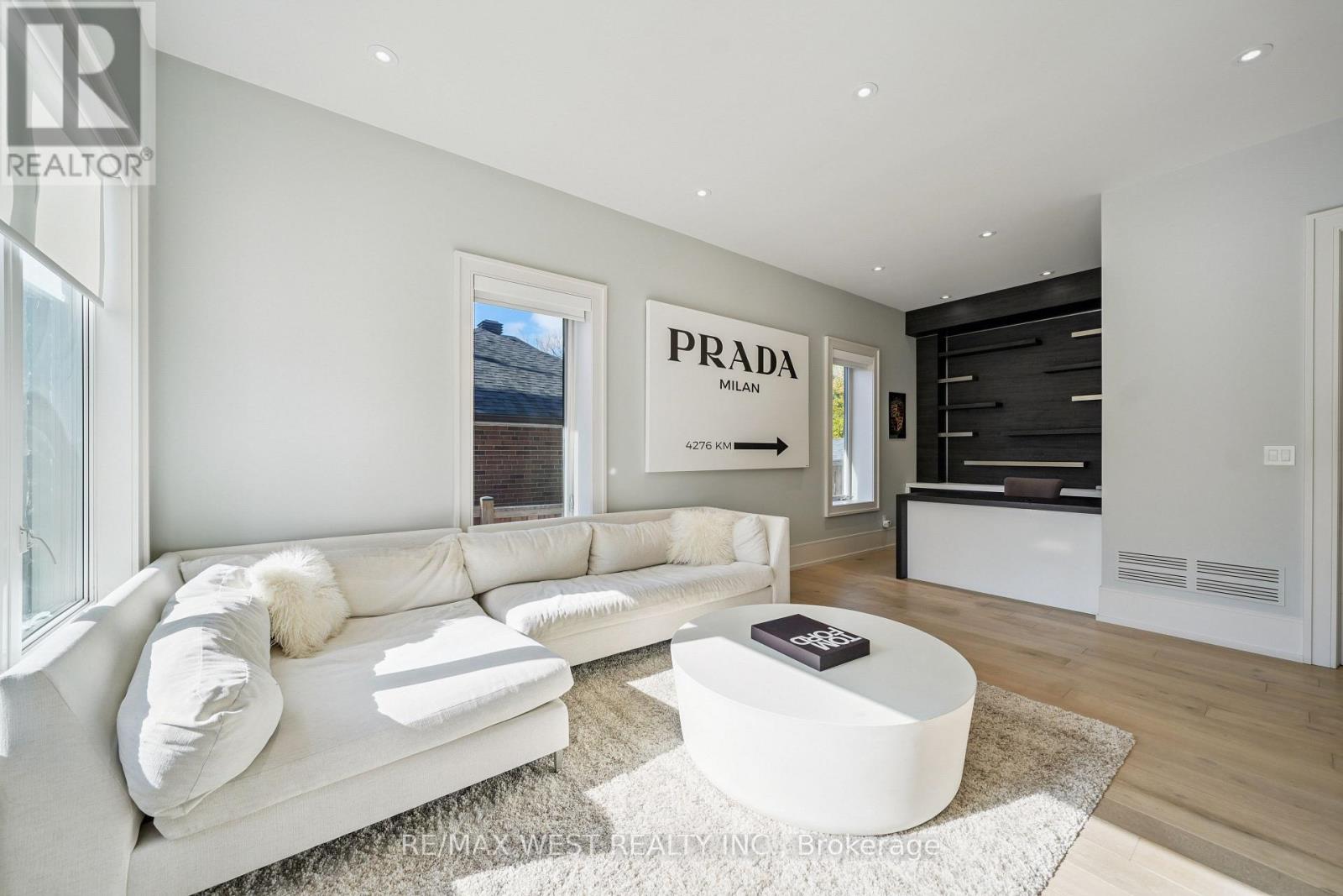 48 Arrowsmith Avenue, Toronto (Brookhaven-Amesbury), Ontario  M6M 2W7 - Photo 6 - W12498162