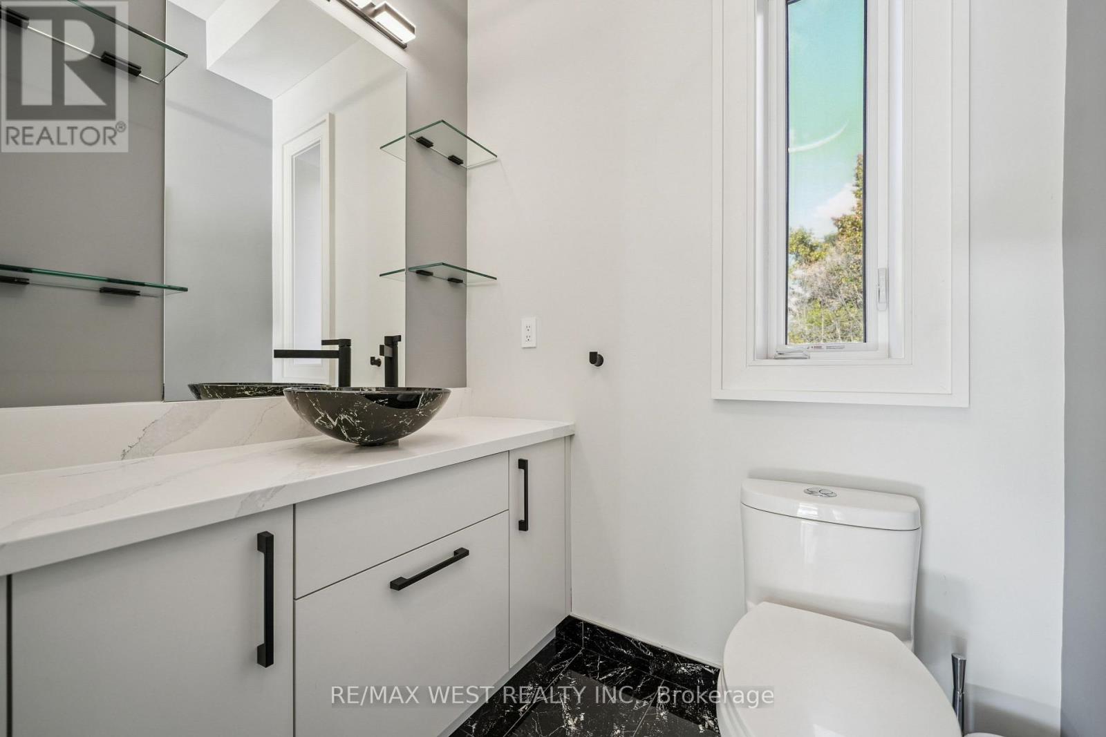 48 Arrowsmith Avenue, Toronto (Brookhaven-Amesbury), Ontario  M6M 2W7 - Photo 8 - W12498162