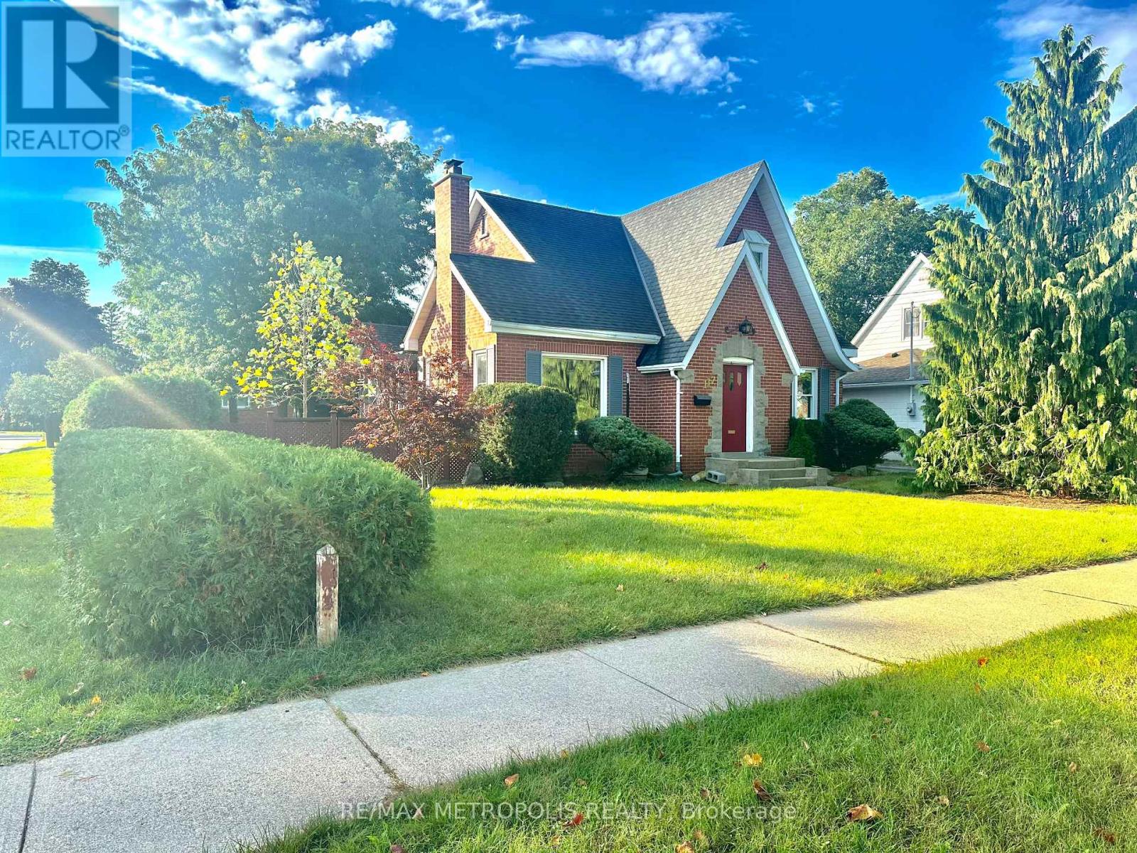 117 Queensway Drive, Brantford, Ontario  N3R 4X1 - Photo 2 - X12498176