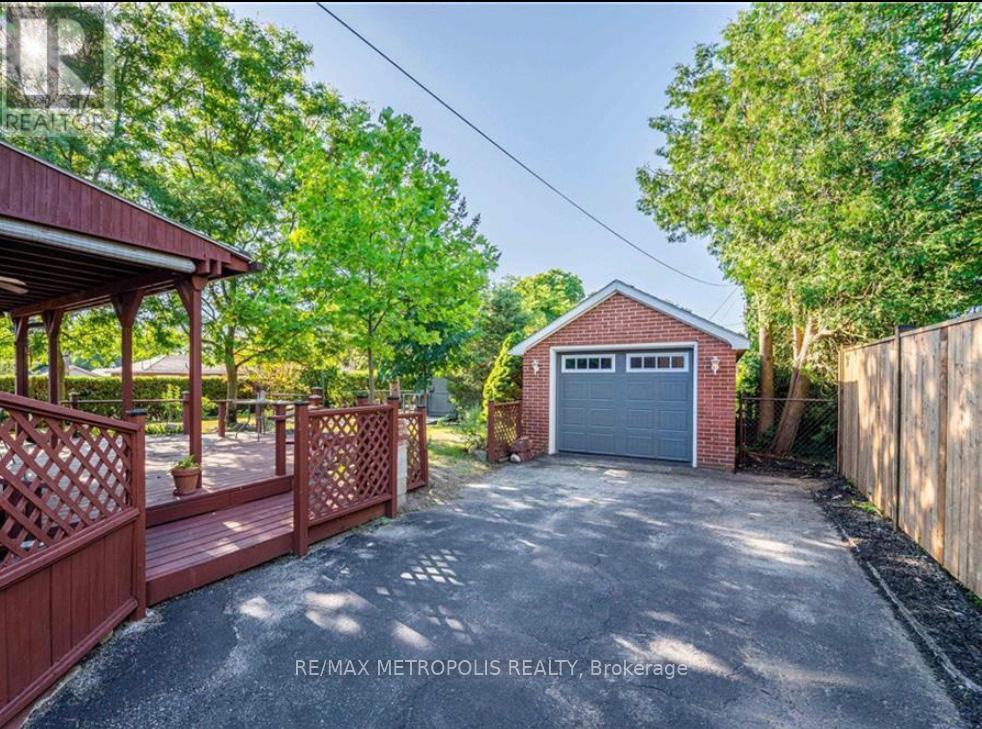 117 Queensway Drive, Brantford, Ontario  N3R 4X1 - Photo 5 - X12498176