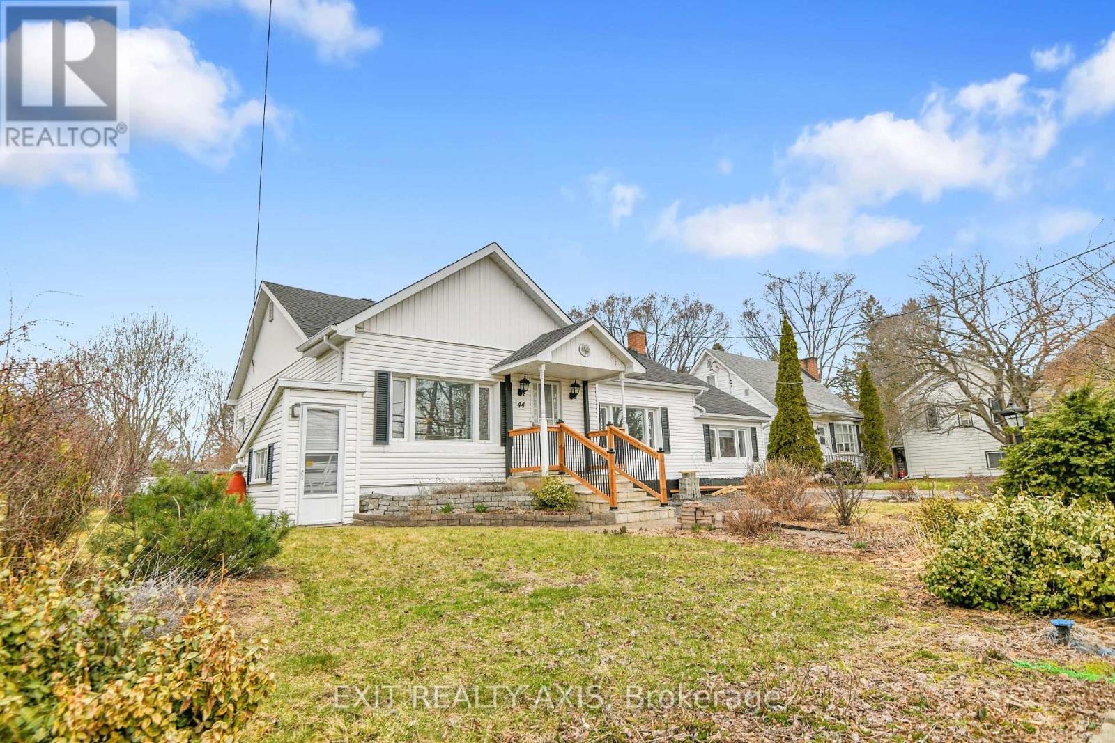 44 MAIN STREET W, Westport, Ontario