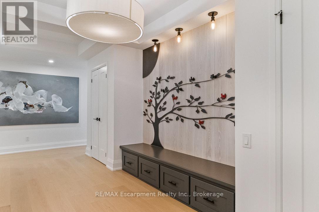 103 - 40 Old Mill Road, Oakville, Ontario  L6J 7W2 - Photo 3 - W12498242