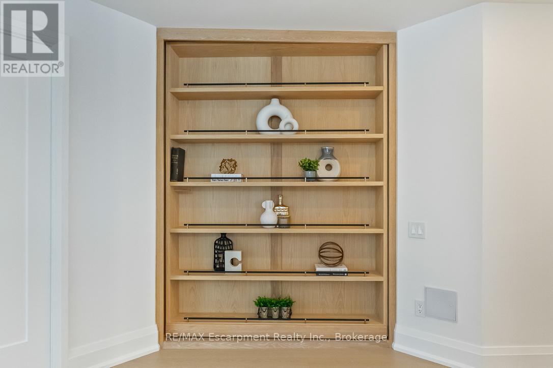 103 - 40 Old Mill Road, Oakville, Ontario  L6J 7W2 - Photo 7 - W12498242