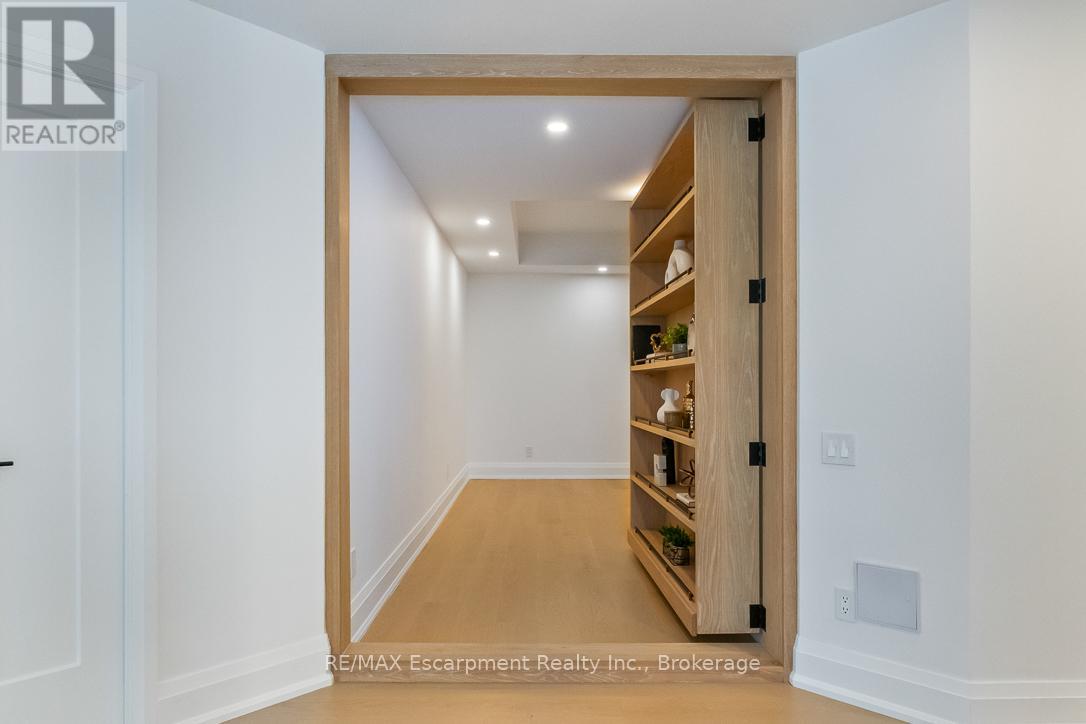 103 - 40 Old Mill Road, Oakville, Ontario  L6J 7W2 - Photo 8 - W12498242