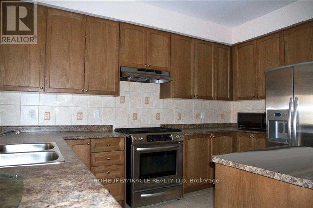 26 Red Ash Court, Brampton, Ontario  L6X 3B8 - Photo 4 - W12498224