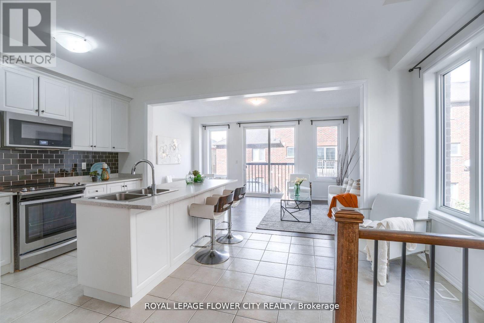 14 Faye Street, Brampton (Bram East), Ontario  L6P 4M9 - Photo 7 - W12498234