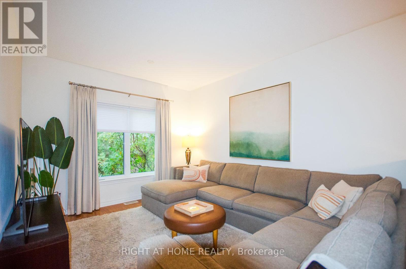 193 Shepody Circle, Ottawa, Ontario  K1T 4H9 - Photo 3 - X12498254