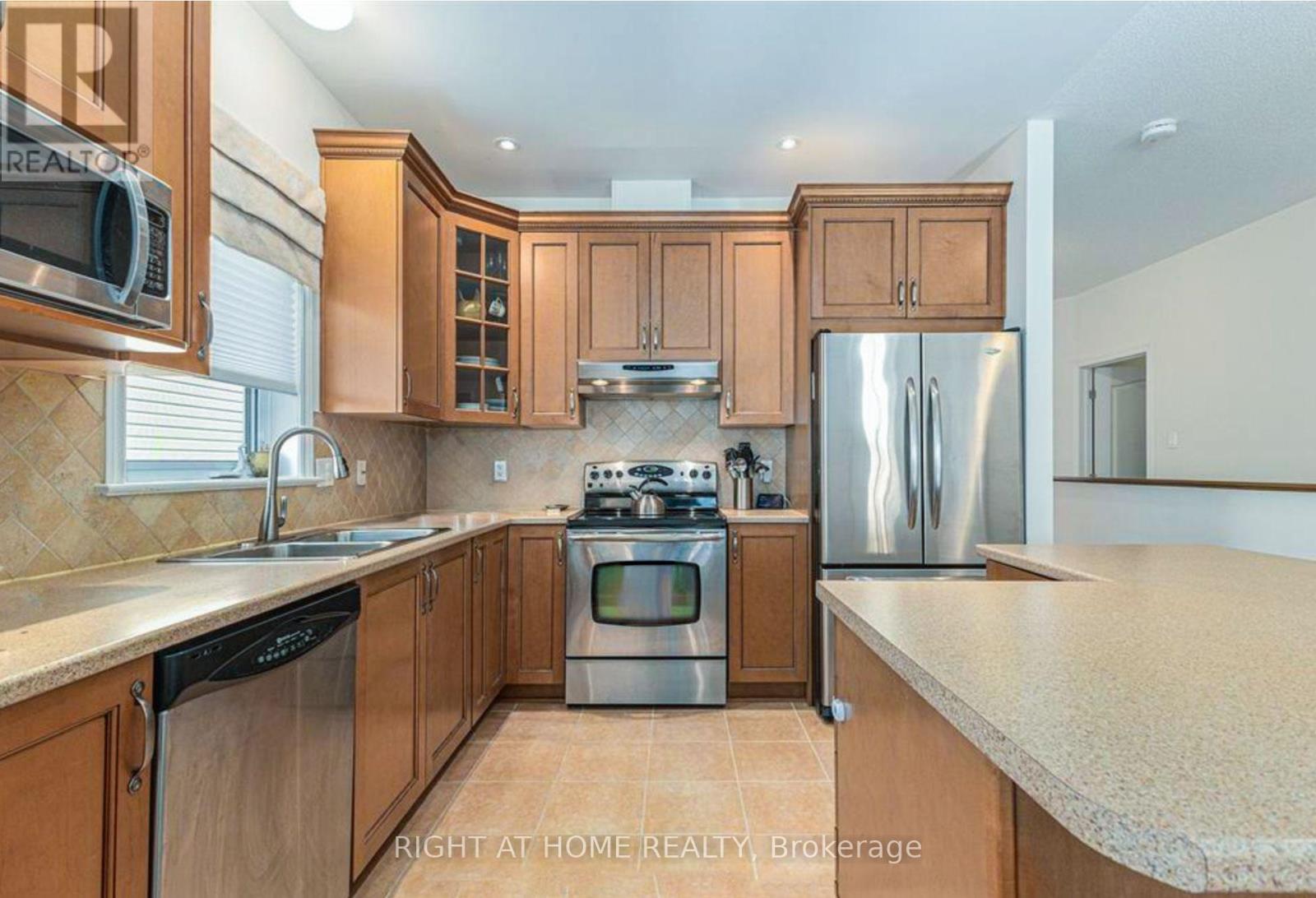 193 Shepody Circle, Ottawa, Ontario  K1T 4H9 - Photo 4 - X12498254