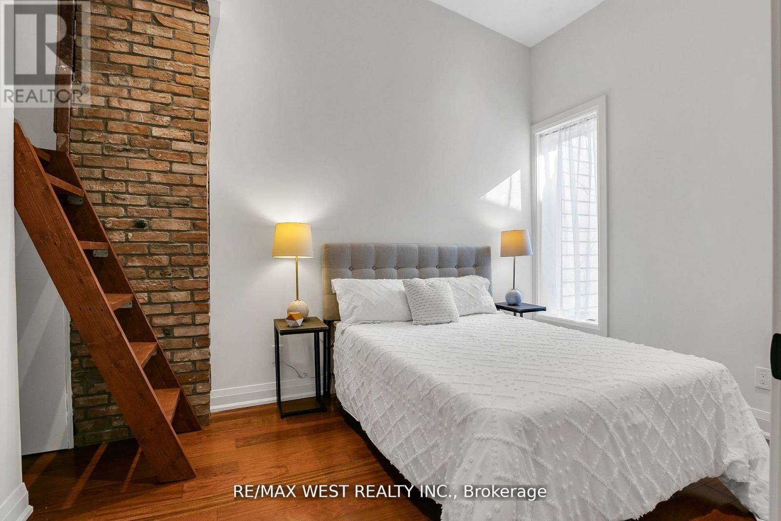 414 Clendenan Avenue, Toronto, Ontario  M6P 2X6 - Photo 11 - W12498260