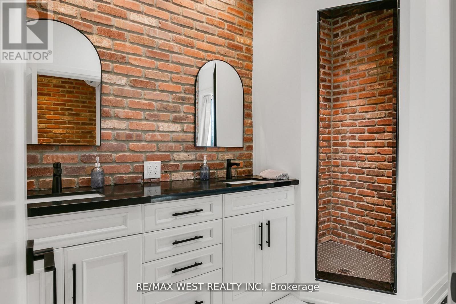 414 Clendenan Avenue, Toronto, Ontario  M6P 2X6 - Photo 14 - W12498260