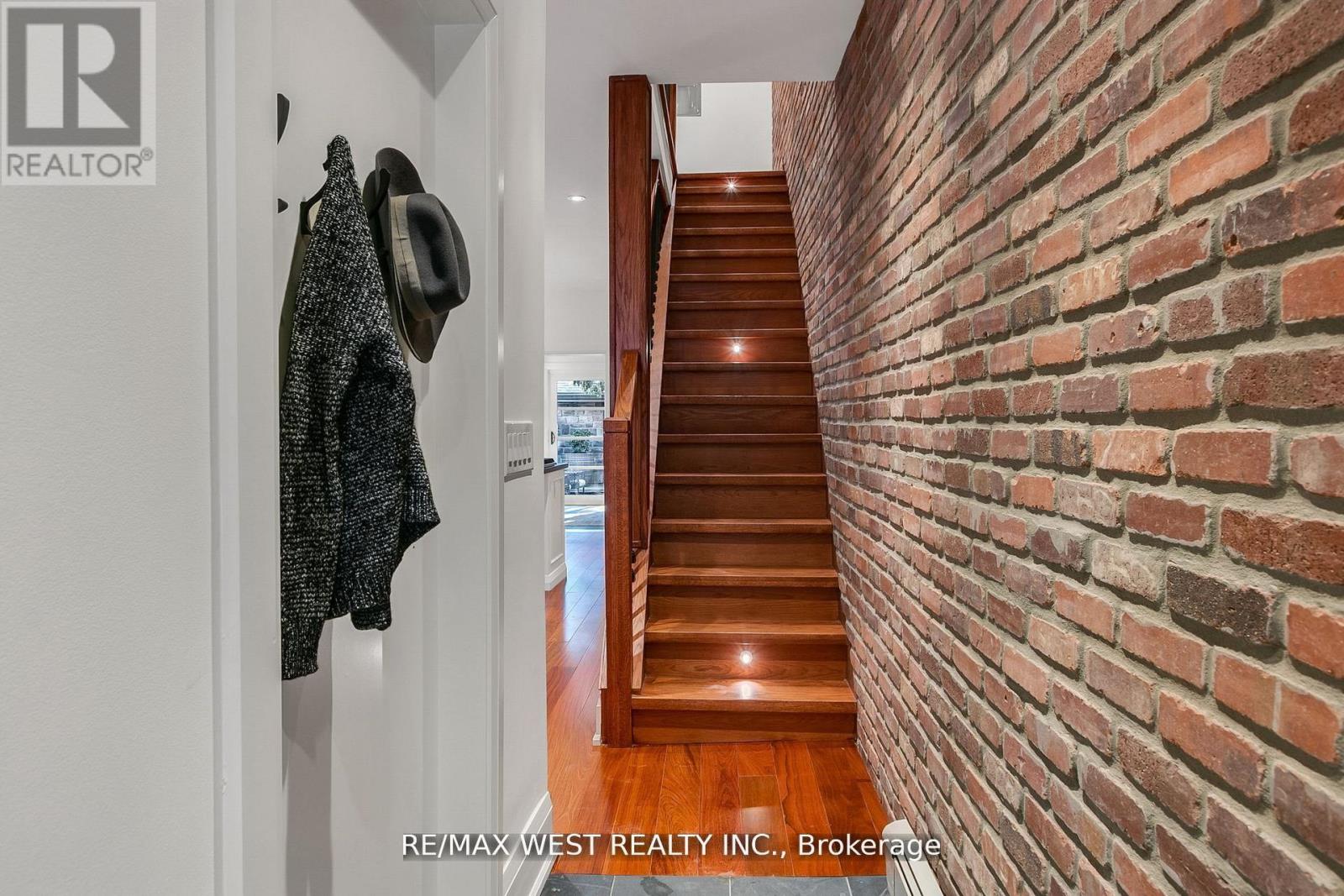 414 Clendenan Avenue, Toronto, Ontario  M6P 2X6 - Photo 2 - W12498260