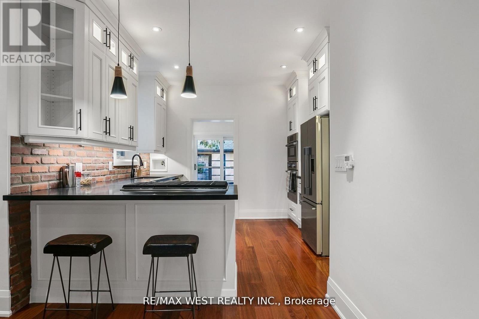 414 Clendenan Avenue, Toronto, Ontario  M6P 2X6 - Photo 6 - W12498260