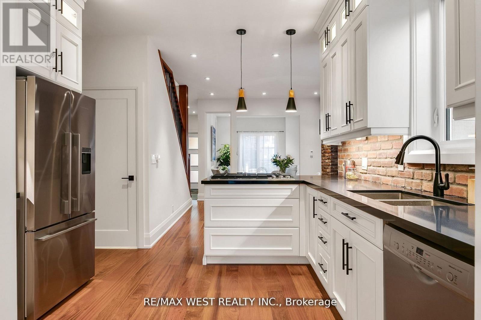 414 Clendenan Avenue, Toronto, Ontario  M6P 2X6 - Photo 8 - W12498260