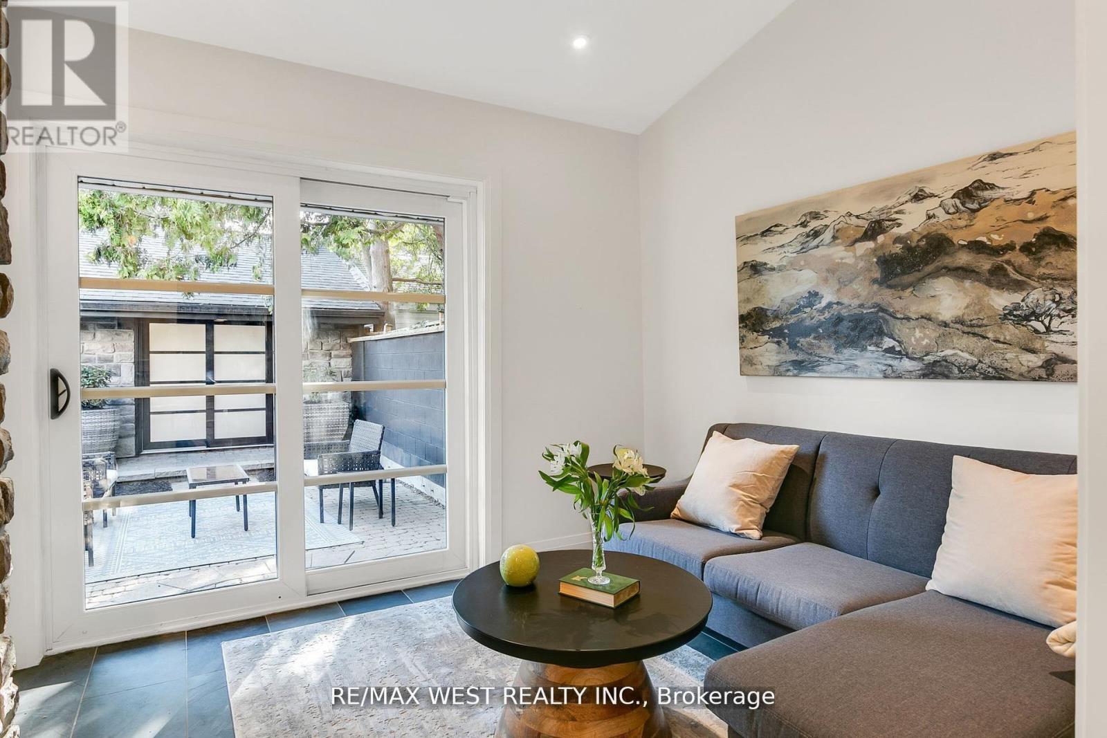 414 Clendenan Avenue, Toronto, Ontario  M6P 2X6 - Photo 9 - W12498260