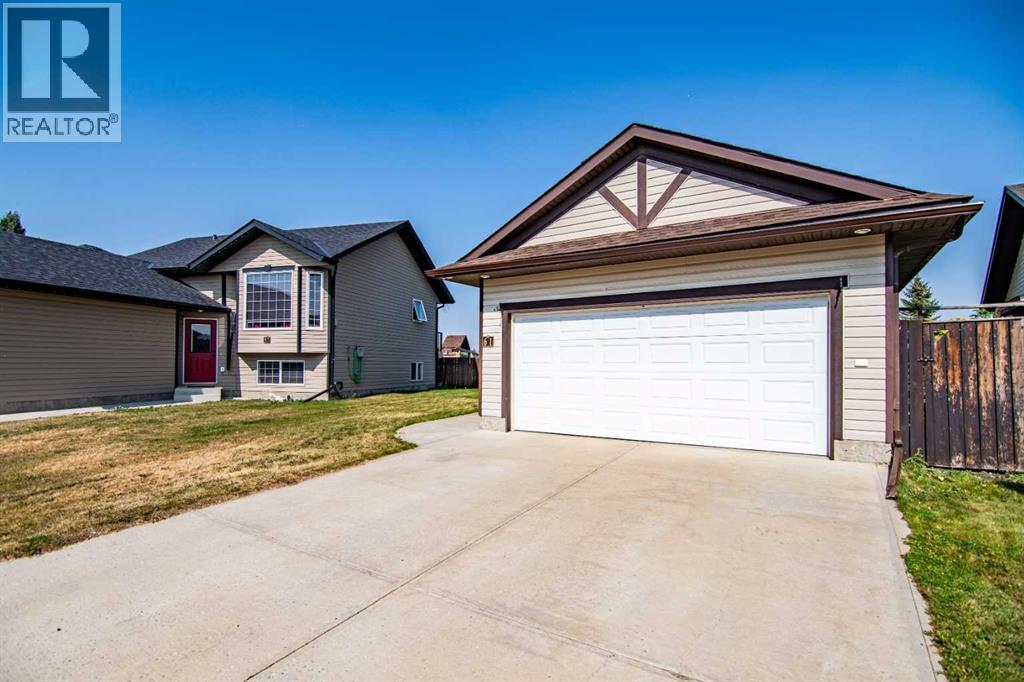 61 Mann Drive, Penhold, Alberta  T0M 1R0 - Photo 2 - A2248337