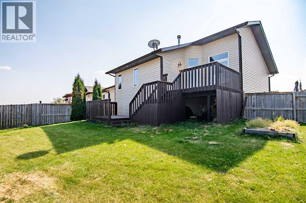 61 Mann Drive, Penhold, Alberta  T0M 1R0 - Photo 11 - A2248337