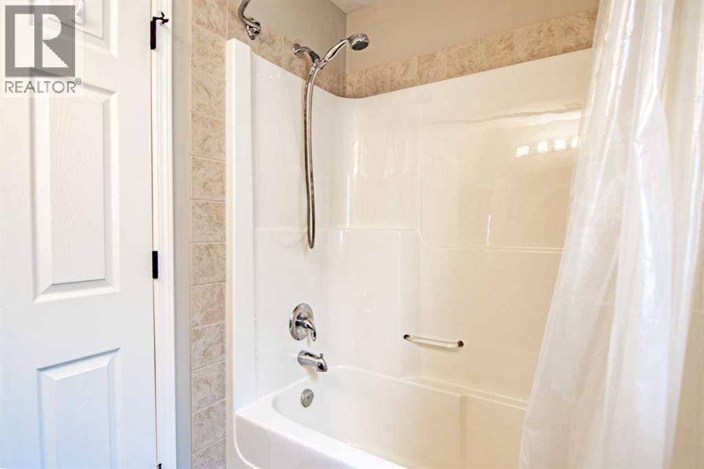 61 Mann Drive, Penhold, Alberta  T0M 1R0 - Photo 24 - A2248337