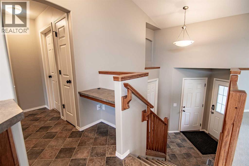 61 Mann Drive, Penhold, Alberta  T0M 1R0 - Photo 16 - A2248337