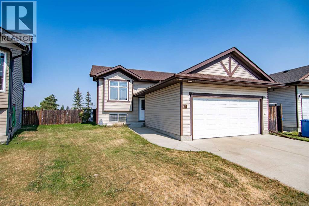 61 Mann Drive, Penhold, Alberta  T0M 1R0 - Photo 3 - A2248337