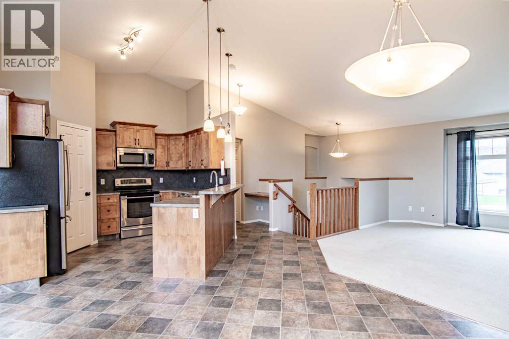 61 Mann Drive, Penhold, Alberta  T0M 1R0 - Photo 21 - A2248337