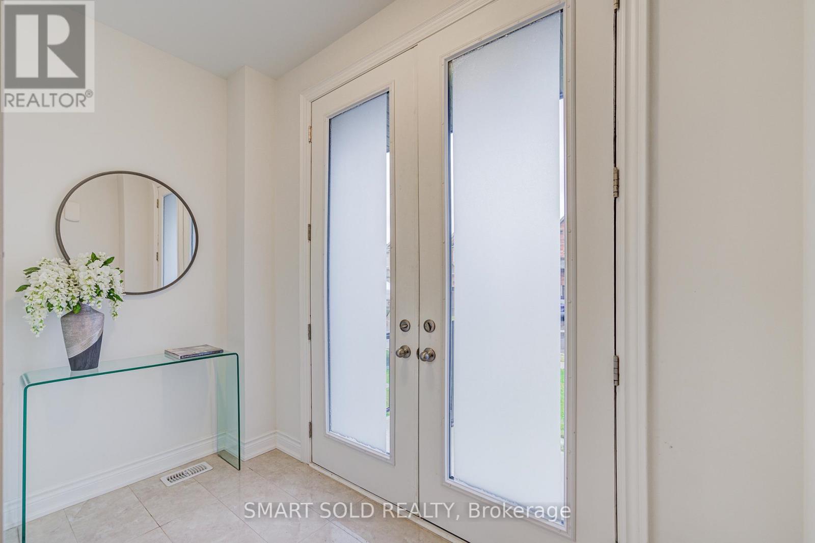 112 Carriage Shop Bend, East Gwillimbury, Ontario  L9N 0Y3 - Photo 2 - N12496808