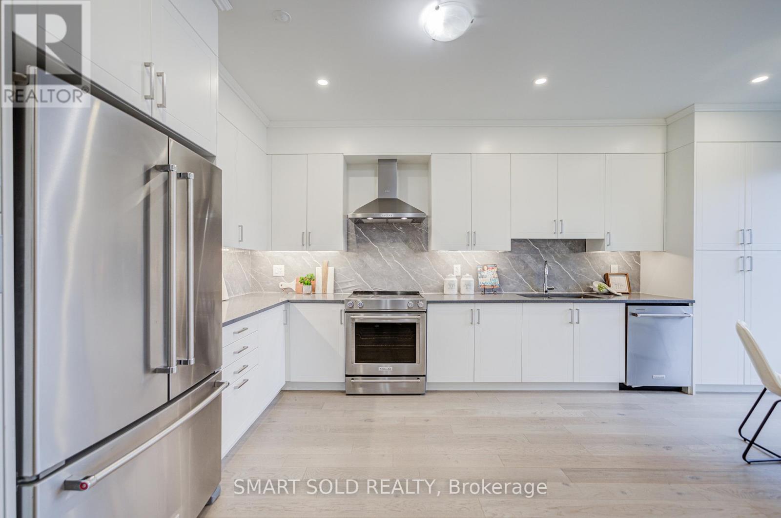 112 Carriage Shop Bend, East Gwillimbury, Ontario  L9N 0Y3 - Photo 4 - N12496808