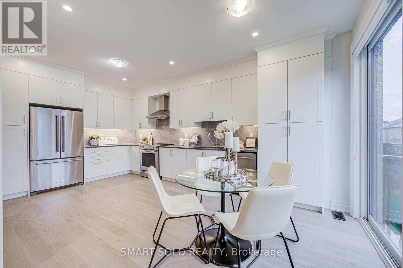 112 Carriage Shop Bend, East Gwillimbury, Ontario  L9N 0Y3 - Photo 6 - N12496808