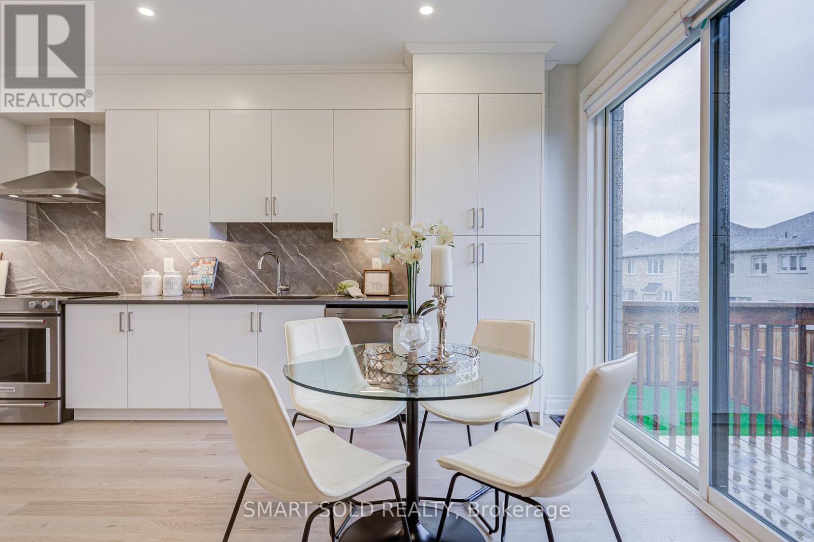 112 Carriage Shop Bend, East Gwillimbury, Ontario  L9N 0Y3 - Photo 5 - N12496808