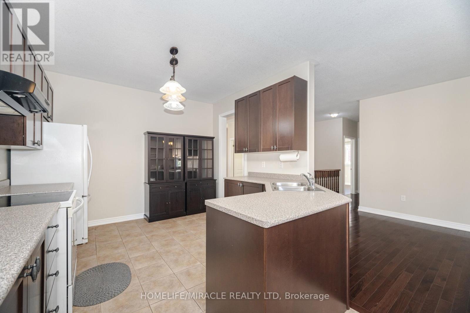 57 Bronze Crescent, Bradford West Gwillimbury (Bradford), Ontario  L3Z 0B1 - Photo 10 - N12498290