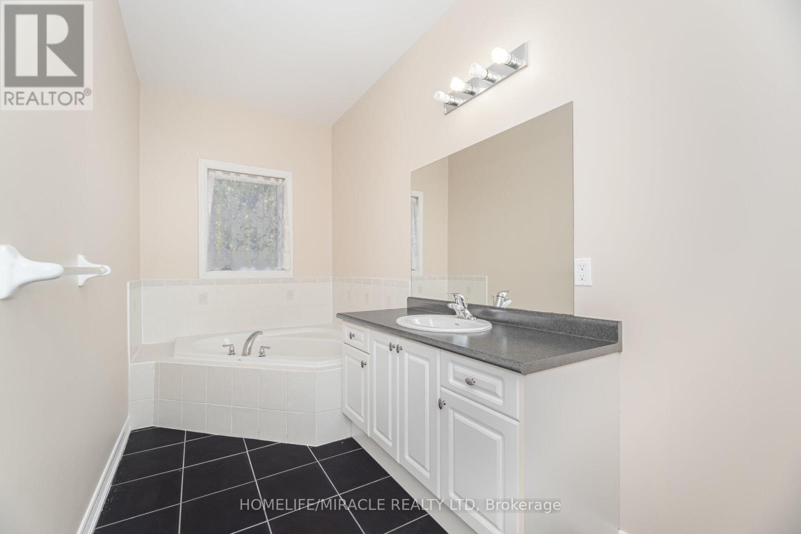 57 Bronze Crescent, Bradford West Gwillimbury (Bradford), Ontario  L3Z 0B1 - Photo 18 - N12498290