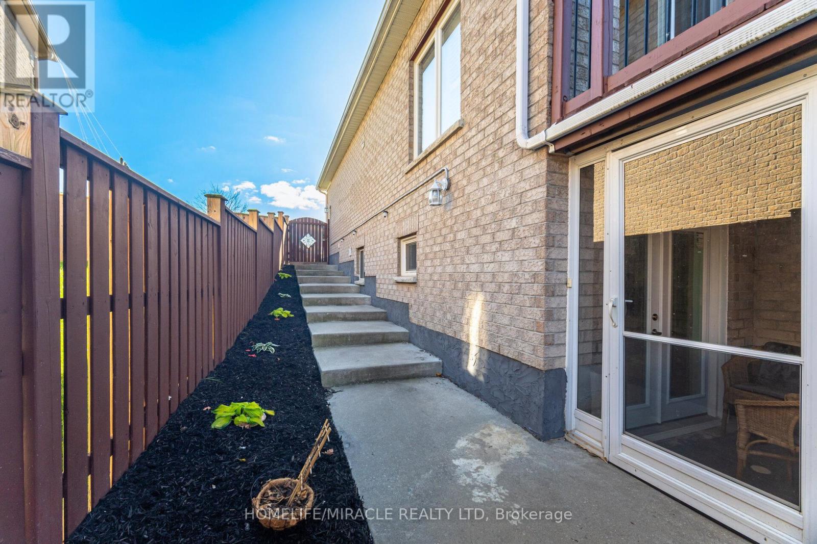 57 Bronze Crescent, Bradford West Gwillimbury (Bradford), Ontario  L3Z 0B1 - Photo 39 - N12498290