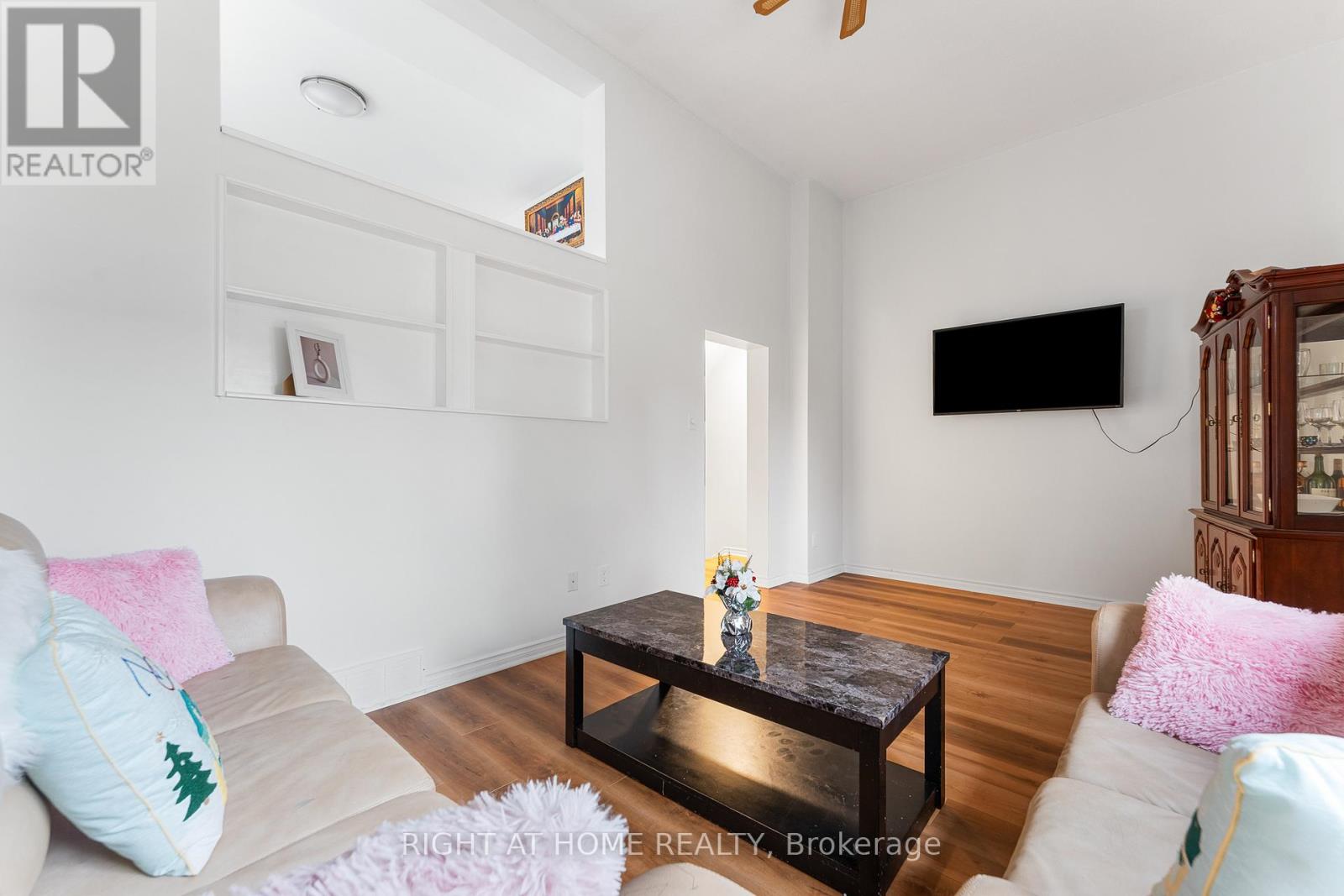 32 - 2296 Orient Park Drive, Ottawa, Ontario  K1B 4N6 - Photo 11 - X12498306