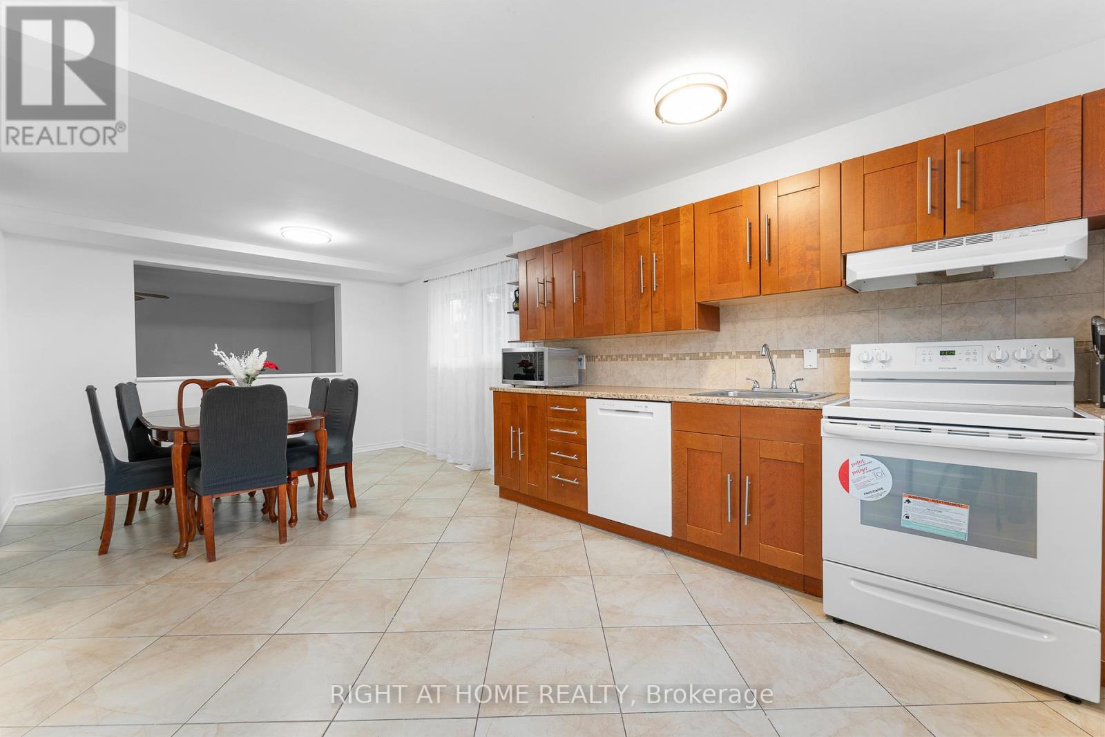 32 - 2296 Orient Park Drive, Ottawa, Ontario  K1B 4N6 - Photo 13 - X12498306