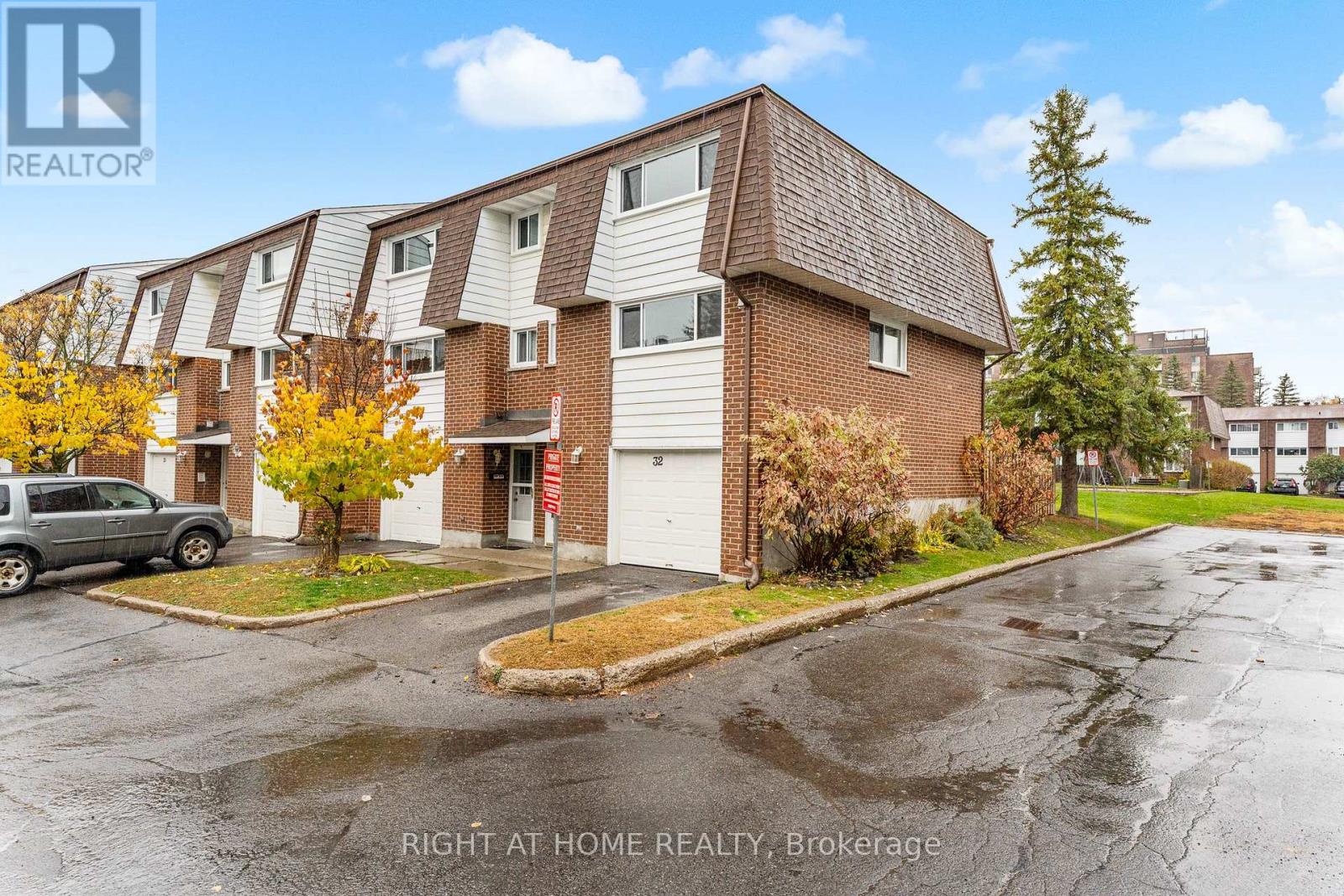 32 - 2296 Orient Park Drive, Ottawa, Ontario  K1B 4N6 - Photo 3 - X12498306