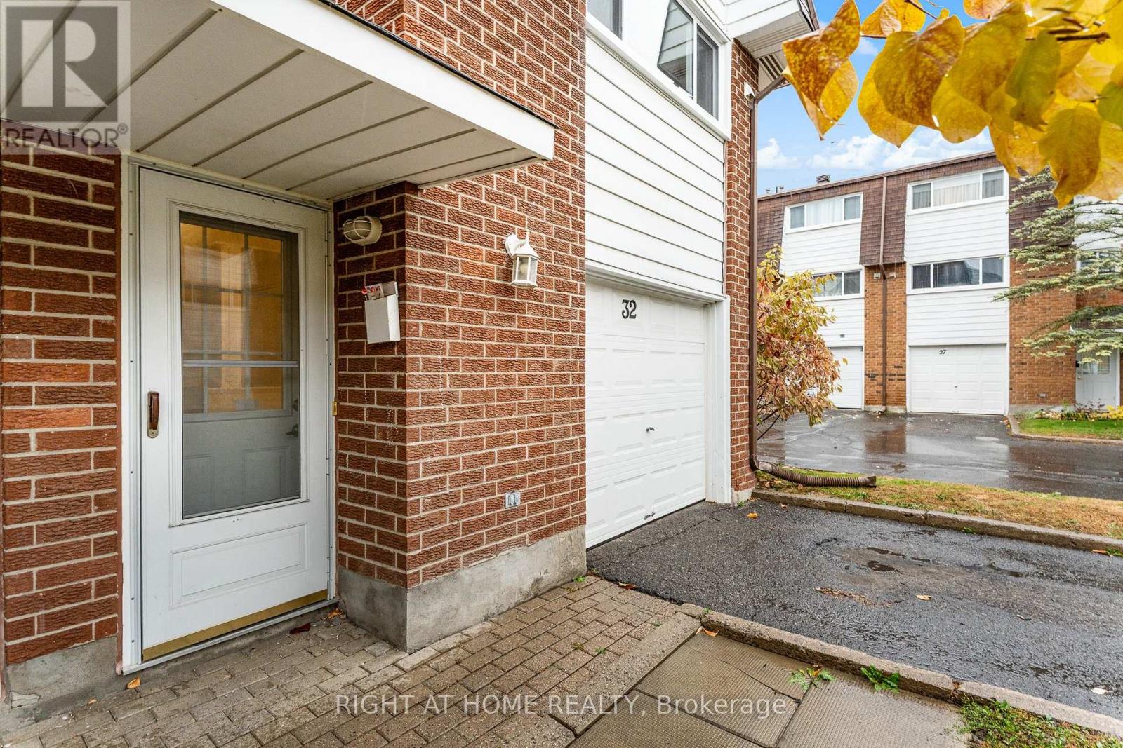 32 - 2296 Orient Park Drive, Ottawa, Ontario  K1B 4N6 - Photo 5 - X12498306