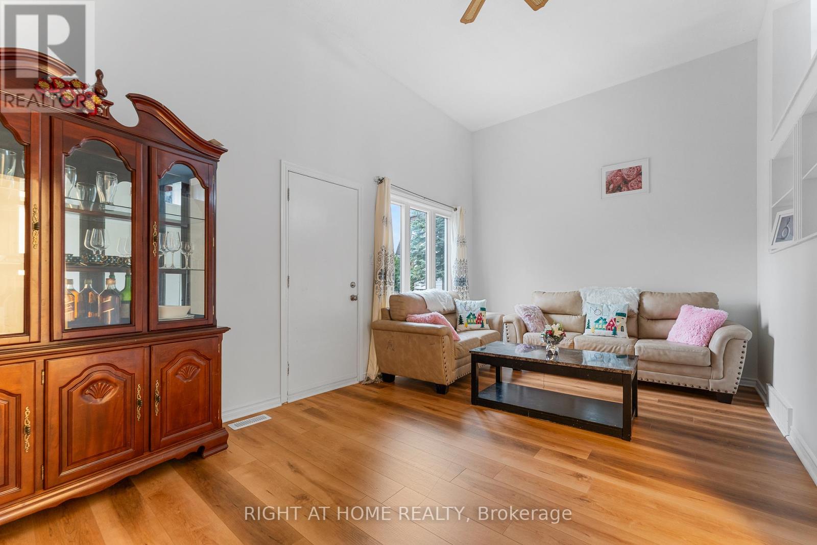 32 - 2296 Orient Park Drive, Ottawa, Ontario  K1B 4N6 - Photo 8 - X12498306