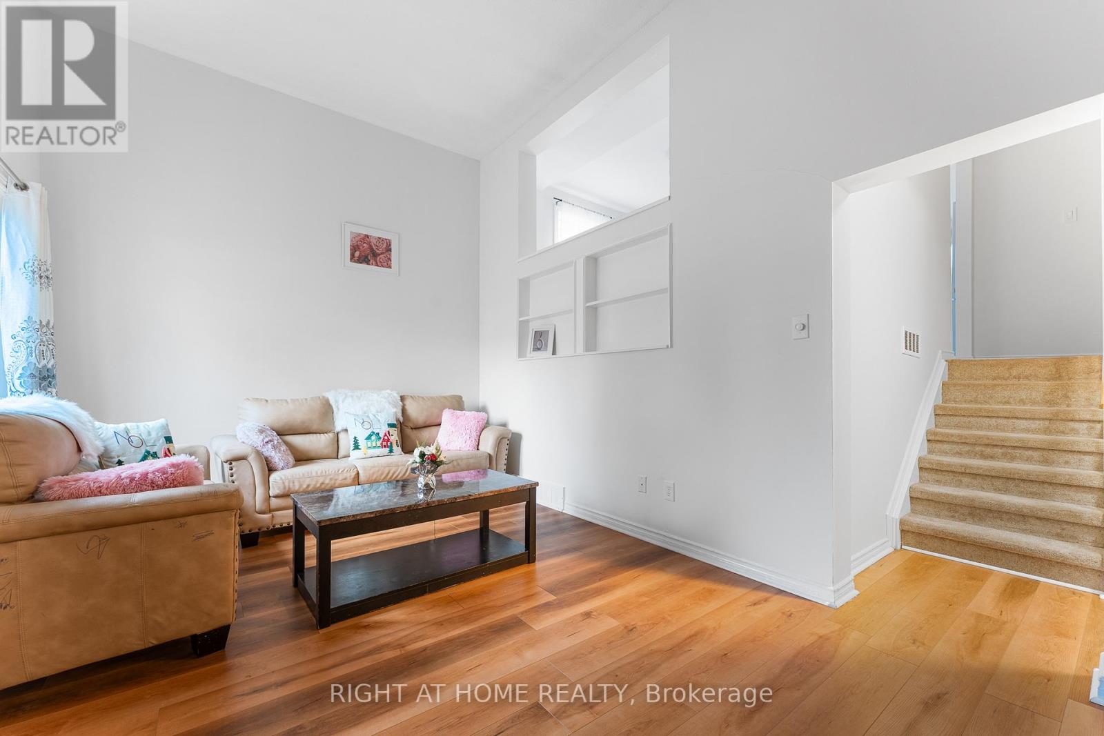 32 - 2296 Orient Park Drive, Ottawa, Ontario  K1B 4N6 - Photo 9 - X12498306