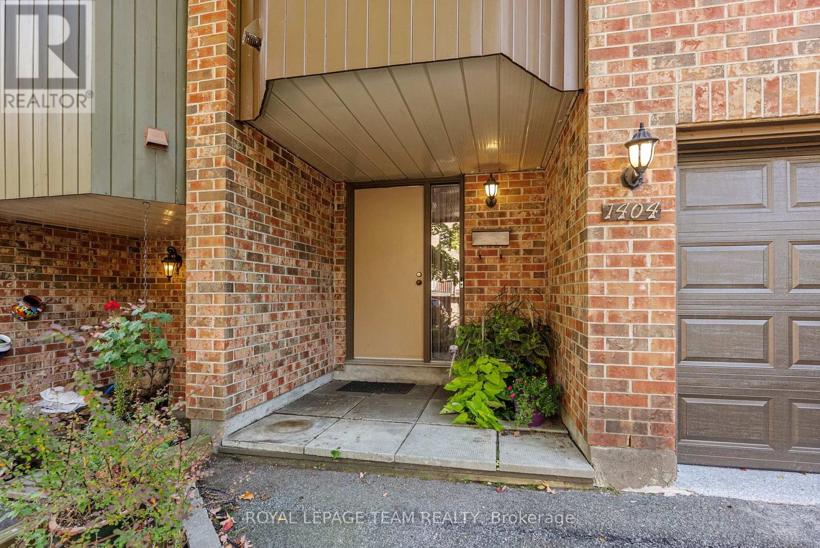 1404 Forge Street, Ottawa, Ontario  K1T 2V1 - Photo 2 - X12498316