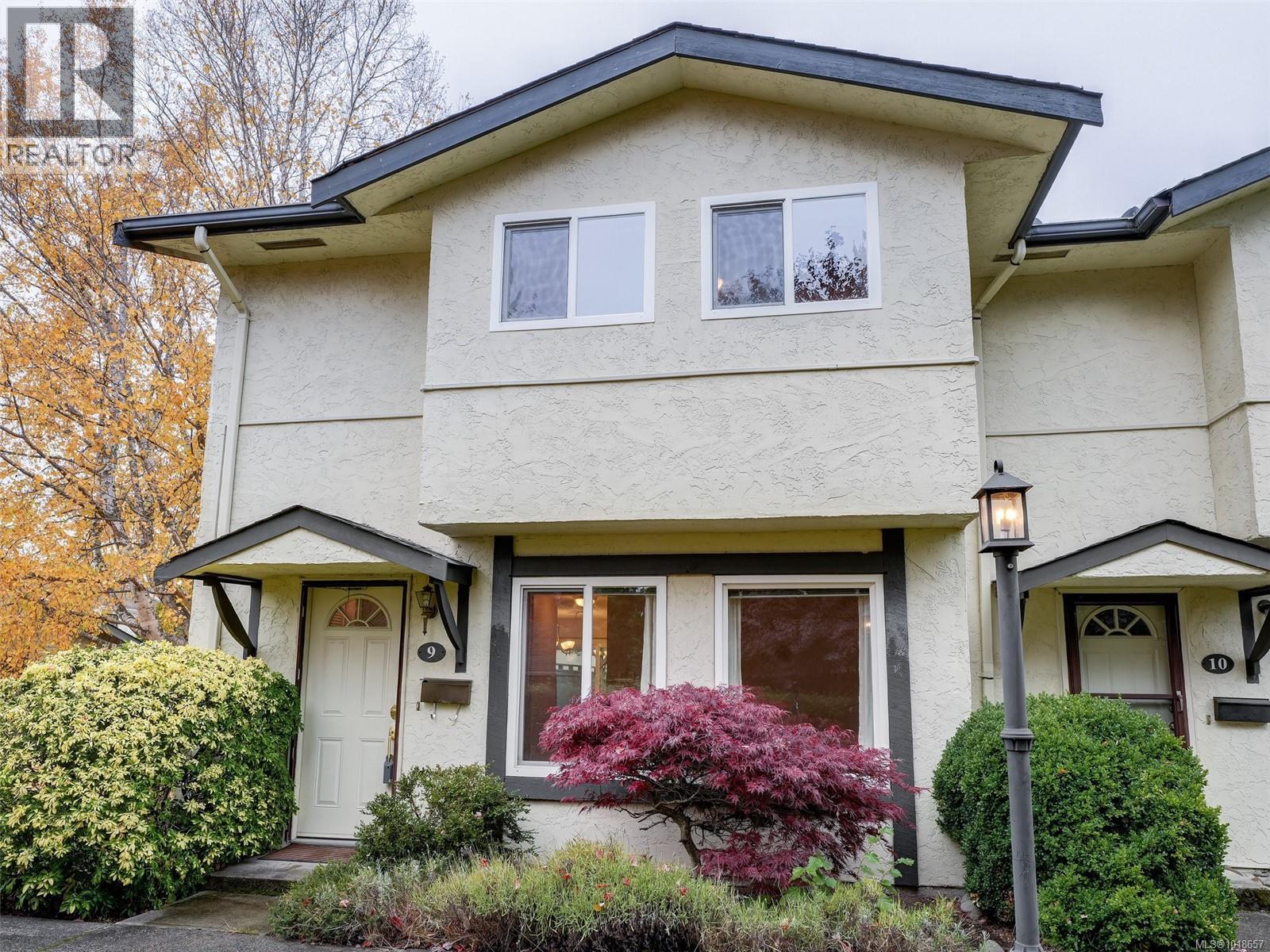 9 1741 McKenzie Ave, Saanich, British Columbia