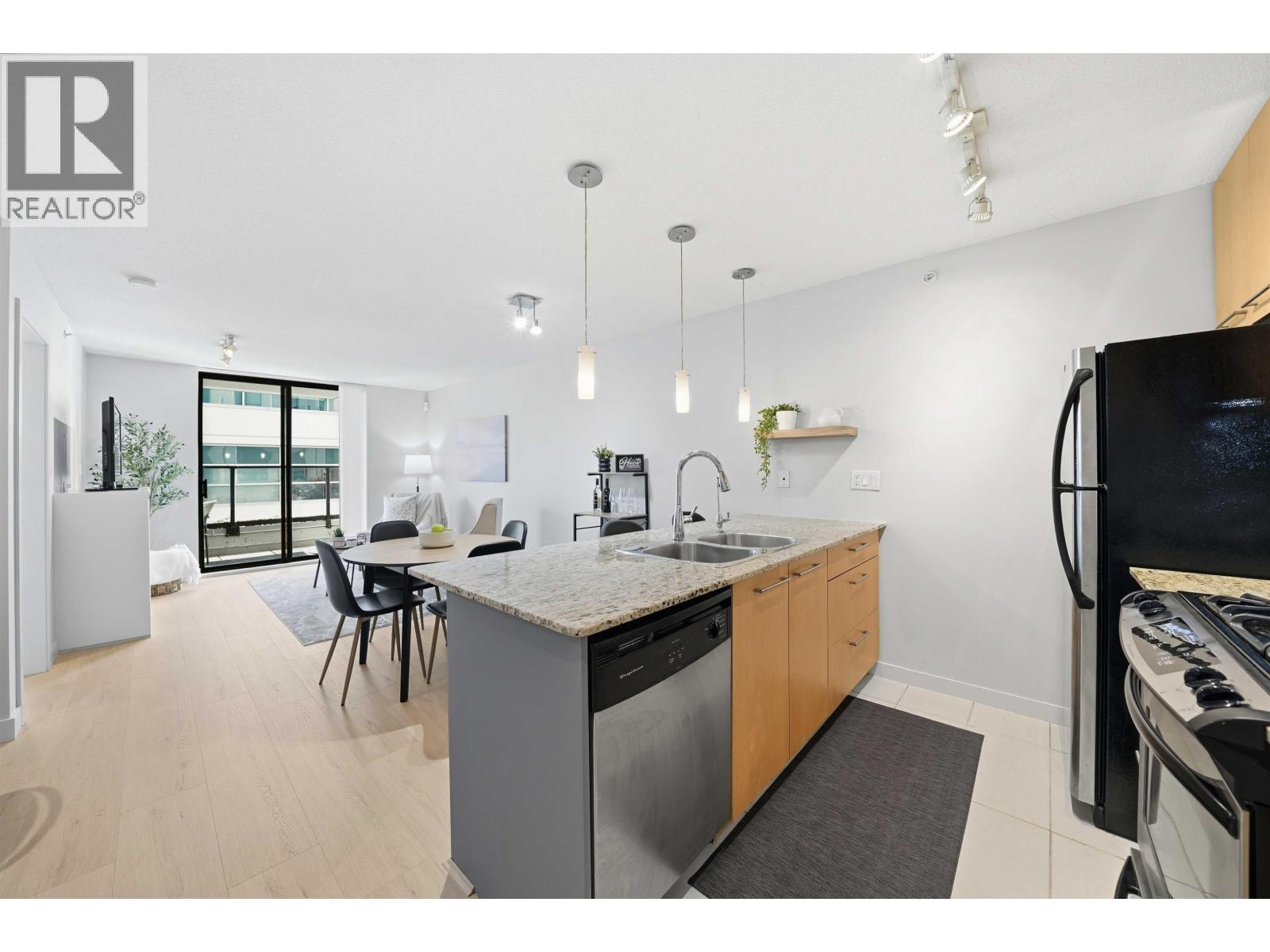 303 2979 Glen Drive, Coquitlam, British Columbia  V3B 0B2 - Photo 8 - R3057922