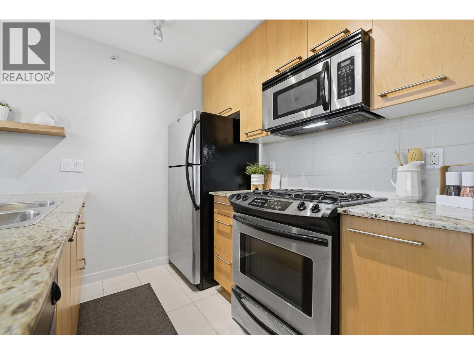 303 2979 Glen Drive, Coquitlam, British Columbia  V3B 0B2 - Photo 10 - R3057922