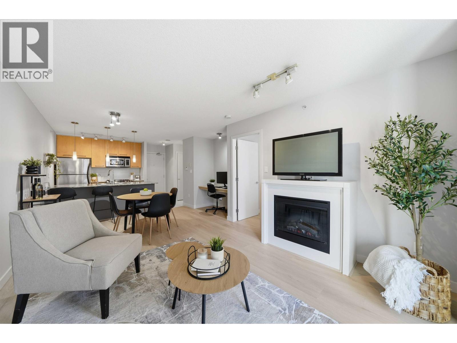 303 2979 Glen Drive, Coquitlam, British Columbia  V3B 0B2 - Photo 4 - R3057922