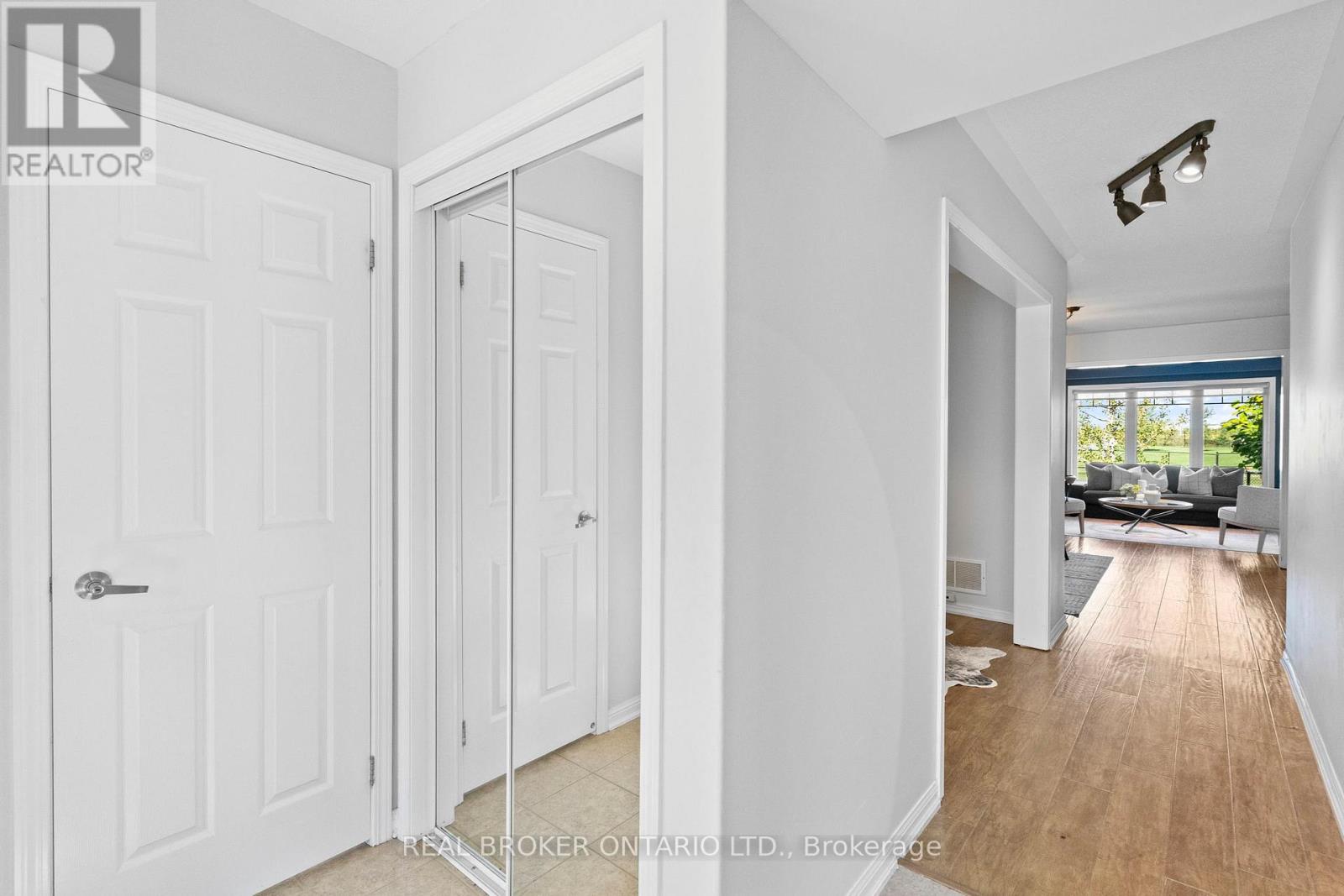 565 Attenborough Terrace, Milton, Ontario  L9T 8H6 - Photo 2 - W12462823