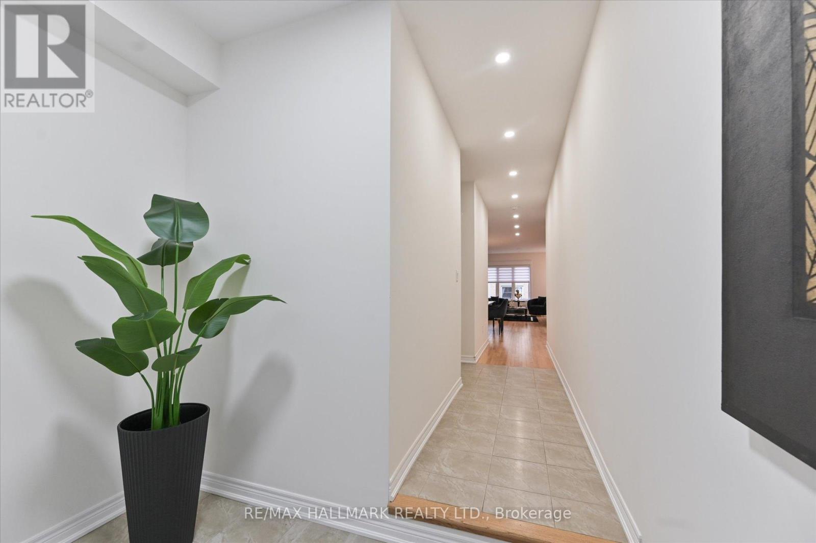 7 Buttonbush Lane, Richmond Hill, Ontario  L4E 1E7 - Photo 4 - N12498302