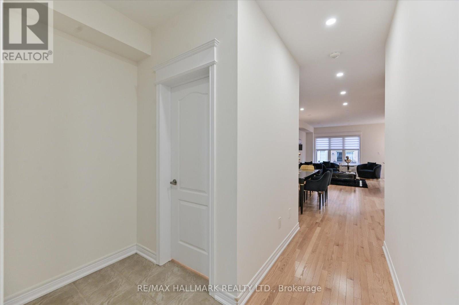 7 Buttonbush Lane, Richmond Hill, Ontario  L4E 1E7 - Photo 6 - N12498302