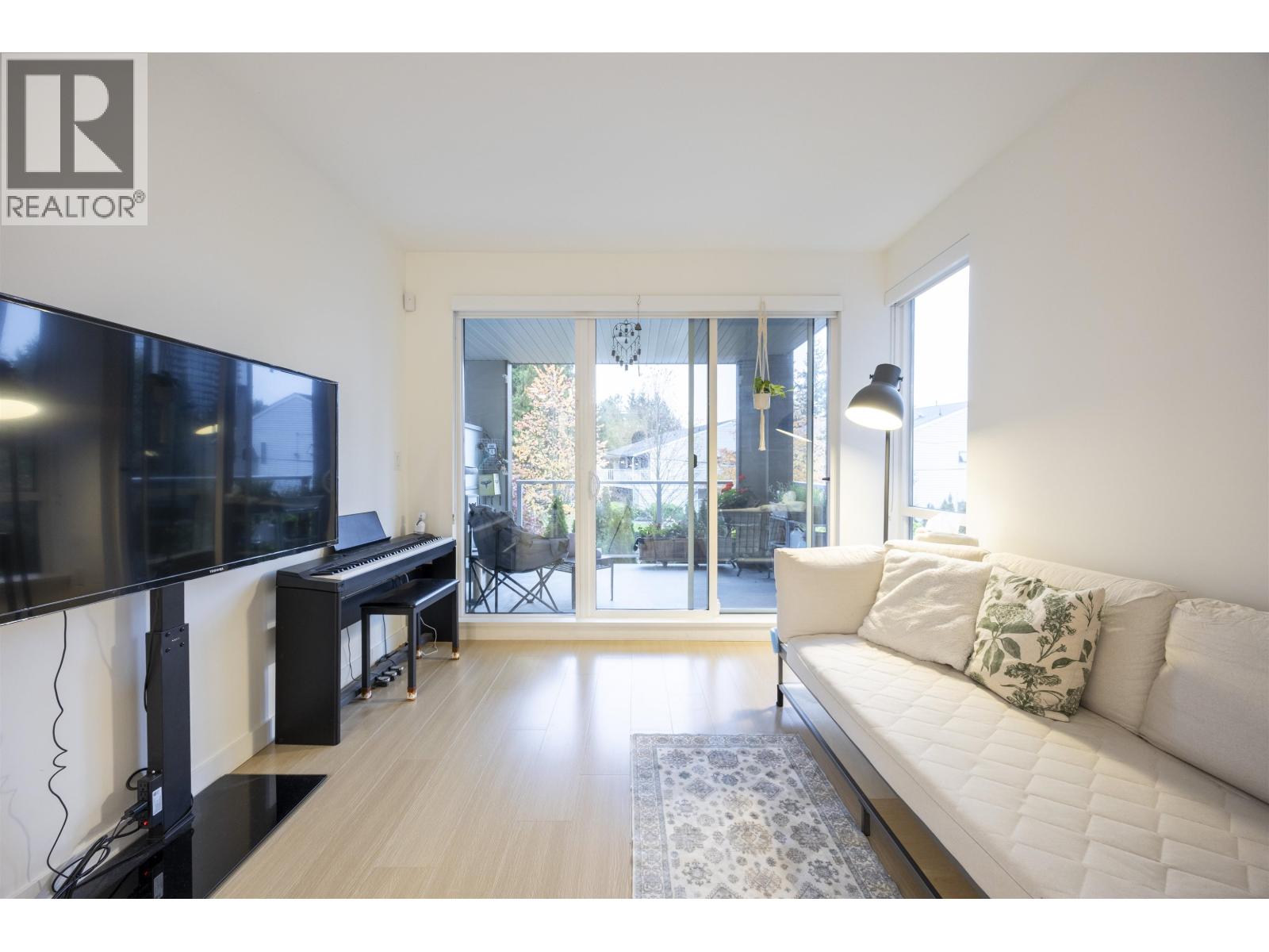 313 5460 Broadway Street, Burnaby, British Columbia  V5B 0B4 - Photo 4 - R3062766