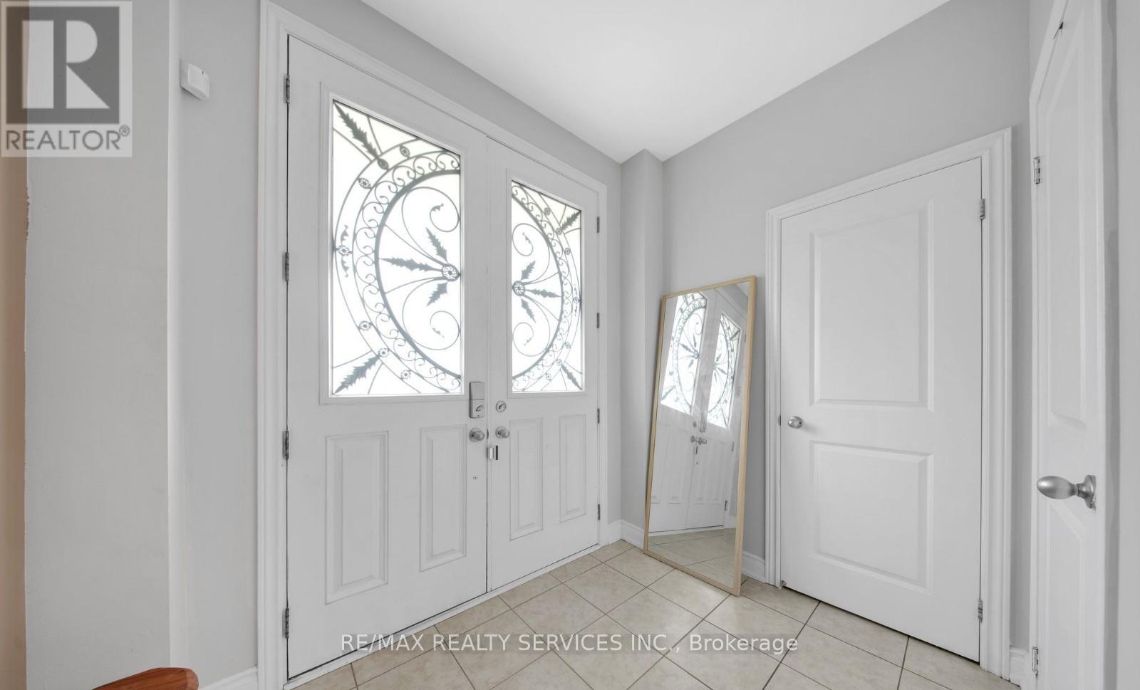 12 Goodsway Trail, Brampton, Ontario  L7A 4A3 - Photo 4 - W12447106