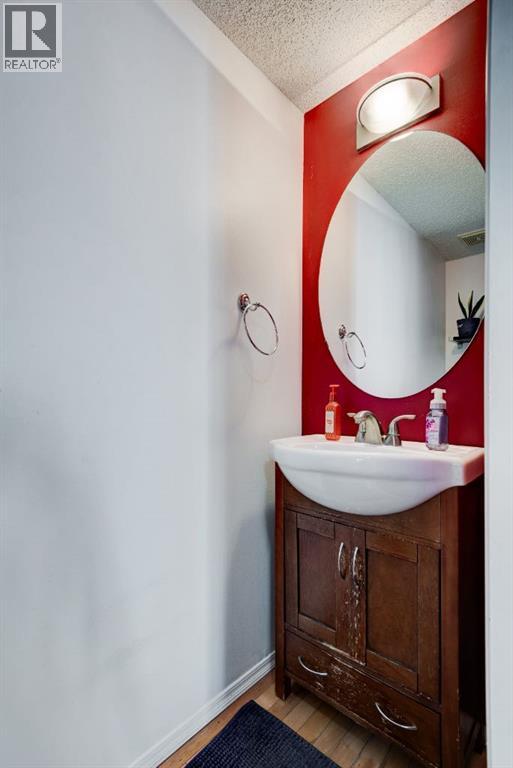 244 Prestwick Avenue Se, Calgary, Alberta T2Z 3X3 - Photo 9 - A2260003